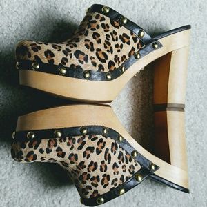 Leopard clogs